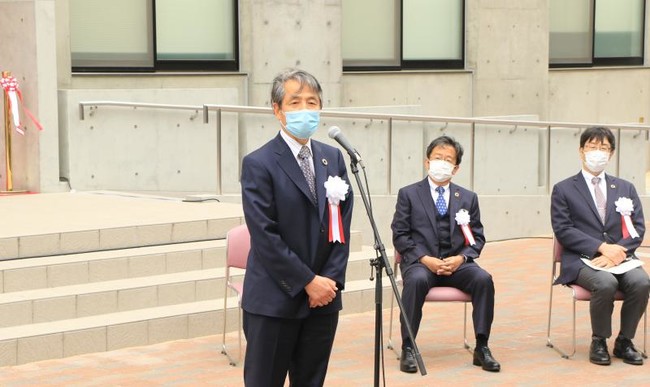 あいさつする槇野博史学長