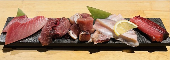 マグロの希少部位を盛り込んだ焼きうおセット（1人前980円・税別）※写真は2人前