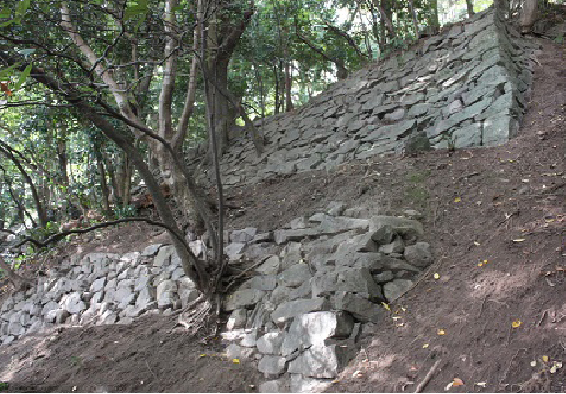 瀧本坊跡 石垣（八幡市教育委員会 提供）