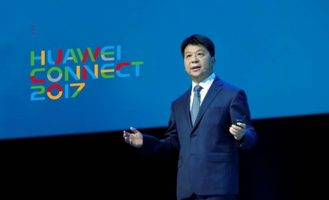 『HUAWEI CONNECT 2017』で基調講演を行う ファーウェイ 輪番CEO兼取締役副会長である郭平（グォ・ピン）