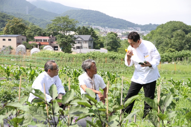 試食する札幌PH江本総料理長（左）、農園の高木氏（中央）、札幌GH小泉総料理長（右）