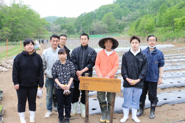 苗植えを行った札幌パークホテルスタッフ