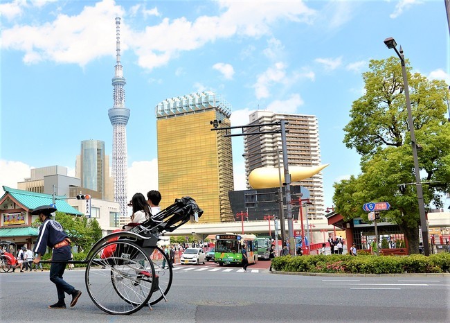 浅草を走る観光人力車の様子