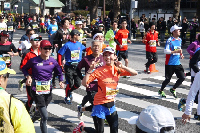 カメラを向けられると笑顔で返す宮河マヤ