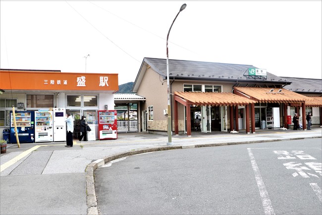 盛駅（左が三陸鉄道の駅舎）