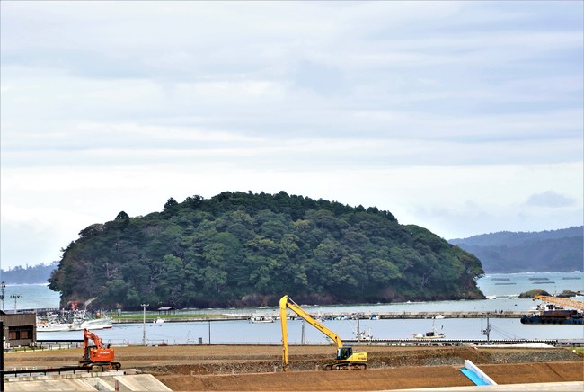 志津川湾（荒島）　二人が語り合ったのはこの島の右手の浜辺となる