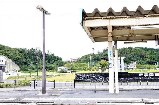 旧野蒜駅と現野蒜駅（中央奥の茶色の構造物が現野蒜駅）