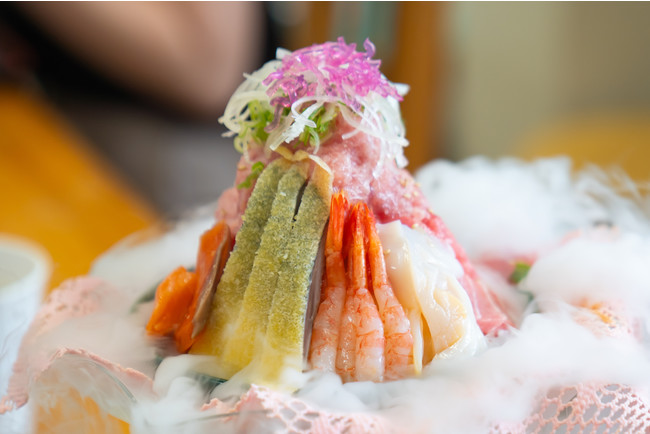 ’小松まぐろ’の新鮮な魚介の山ほこ丼