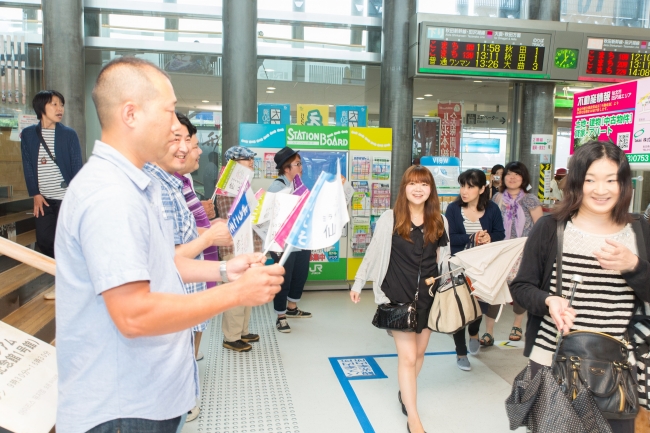 「ミライカレッジ仙北」モニターツアー　仙北市に到着した女性をお出迎え