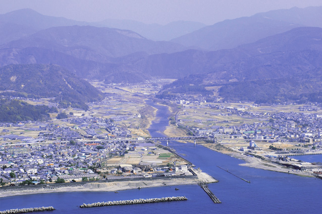 田野町と奈半利川・(公財)高知県観光コンベンション協会提供