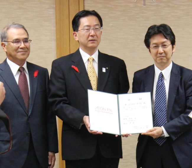 達増知事（中央）と県社会福祉協議会 長山会長（左）に 支援金をお渡しするイオン１％クラブ代表者