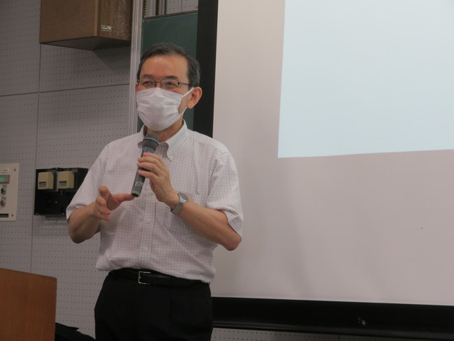 学生からの質問に答える榊氏