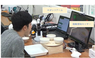 自助による咀嚼介護ロボットを用いた食事の様子