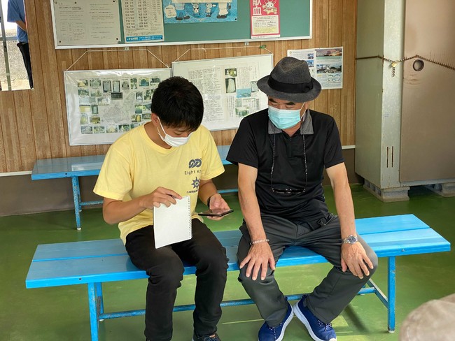 島民との打ち合わせ中の写真