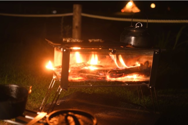 夜、炎の箱で燃える薪が美しい