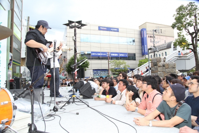 高槻市の町中で開催されるライブのイメージ