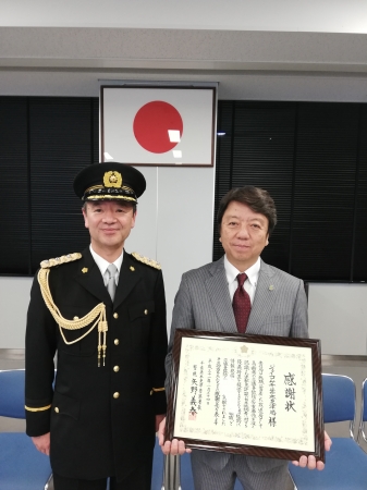 (左)矢野 義春 木更津警察署長      (右)浜端 基次 株式会社ジェイコム千葉 木更津局長