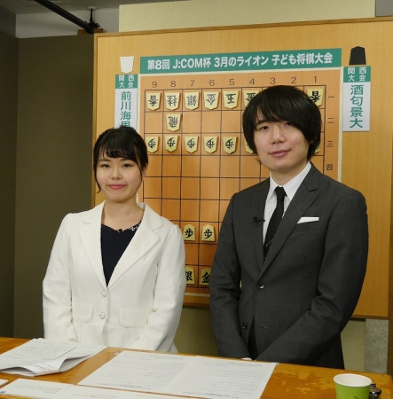 左から加藤桃子女流三段と佐藤天彦銀河 決勝戦の大盤解説の模様