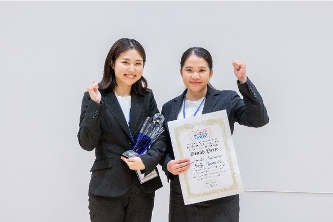 表彰式の様子（左から佐々木菜摘さん、ホーリー・カサンドラさん）