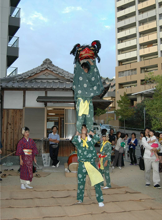 神社での獅子舞