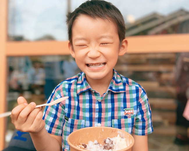 開所日にかき氷を食べる子供