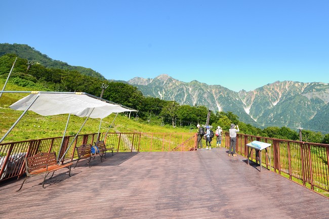 ゴンドラ山頂駅舎上、「アルプス大展望台」は絶景。