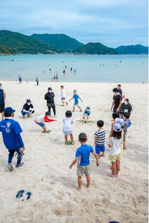 子どもも大人も真剣勝負のクロス綱引き