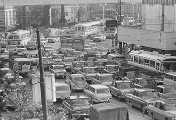 「渋滞する東京・日本橋」1967年10月11日撮影