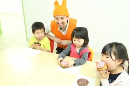 子ども達に、おいしいもので人を笑顔にする喜びや、お菓子作りの楽しさをもっと知ってもらいたいという想いから、以前保育園に行ったニコラシャール。今回は子ども達を招いてのイベント開催である。