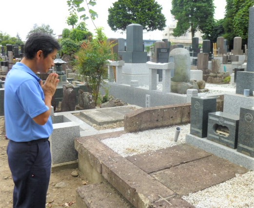 すべての作業を終えたあとは、お線香と仏花（サービス）をお供えし、合掌させて頂きます