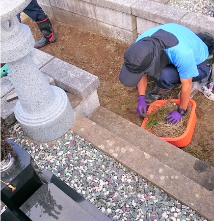 墓石のみならず、周辺部の清掃・草むしりも丁寧に行います