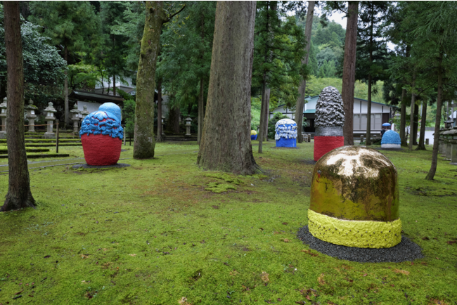 右手前：桑田卓郎《Untitled》2021（大瀧神社・岡太神社にて展示中）