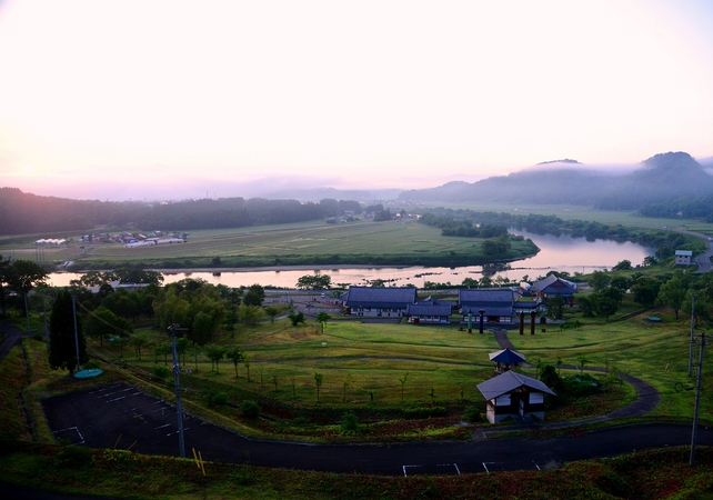 花火会場からの夕暮れ風景　（Ｃ）戸沢村役場より提供