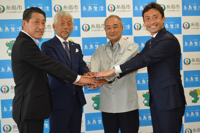 ６月２８日に糸島市役所で行われた記者会見にて。左から月形糸島市長、中溝ヴェントゥーノ会長、畑中糸島漁協副組合長理事、中野ヴェントゥーノ社長