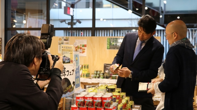 “日本の食と文化の専門館”日本百貨店しょくひんかん（秋葉原）にて、撮影中の斎藤氏と鈴木