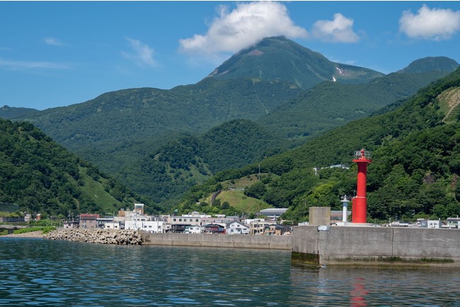 知床羅臼の海と山、そして街。羅臼の人にとって自然は切っても切り離せない大切な存在である。