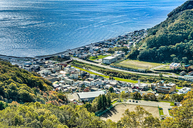 展望台から見る羅臼町©︎makoto kobayashi. 冬には町も海も真っ白な景色に一変する