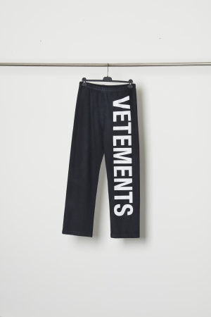 ＜VETEMENTS＞パンツ￥10,8000（ReStyle Plus）