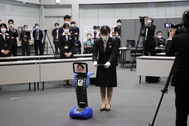 ロボットを通じて非接触で辞令を渡す様子