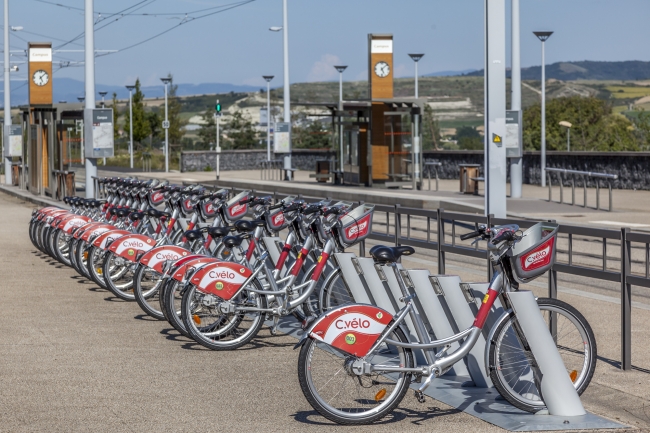 路面電車の駅に設置されているSmooveバイクステーション Smoove© 2014