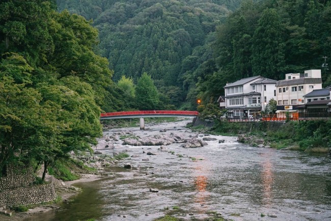 まちのすぐ隣を流れる巴川