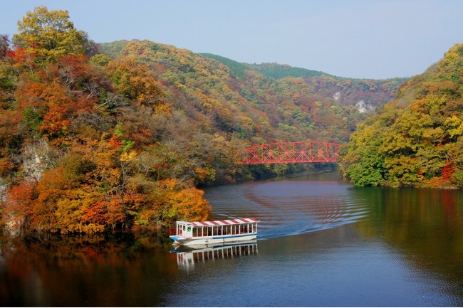 遊覧船で楽しむ湖上からの紅葉狩り