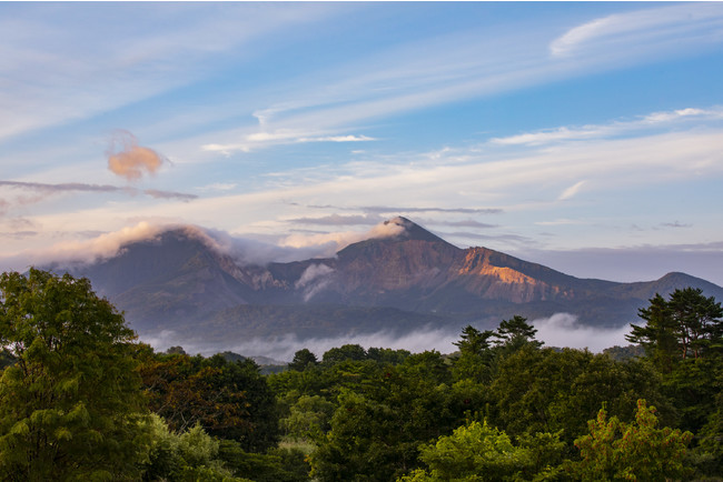 正面に望む早朝の磐梯山