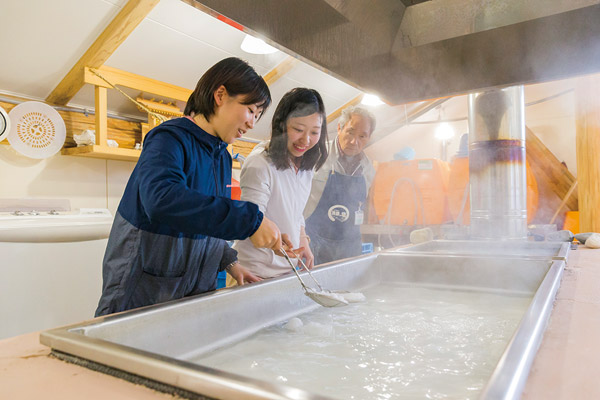 番屋の塩づくり体験：昔ながらの「直煮製法」という作り方で、海水を煮詰めます。