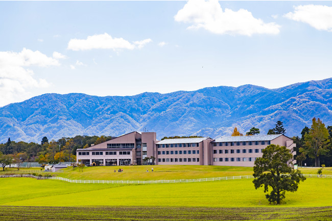 山と牧草地に囲まれたパノラマビュー