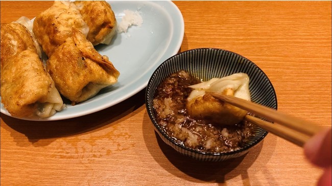 専用ダレに沈めるのがマルハゲ餃子スタイル！