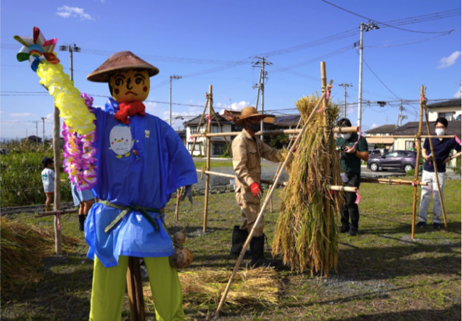 地域住民が用意したハゼ掛け用の骨組み。手作りのかかしもお披露目された。