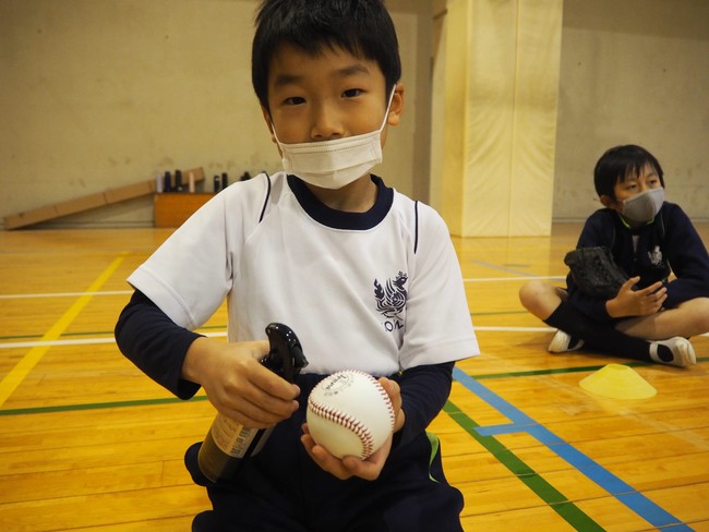 子どもたちが自らボールを消毒