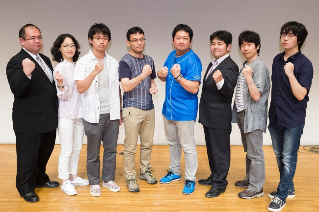 決勝を勝ち取った8人のクイズプレイヤー