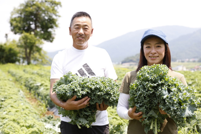 岡忠農園（長野県飯山市）でケールを生産する岡田忠治さん・早苗さんご夫妻